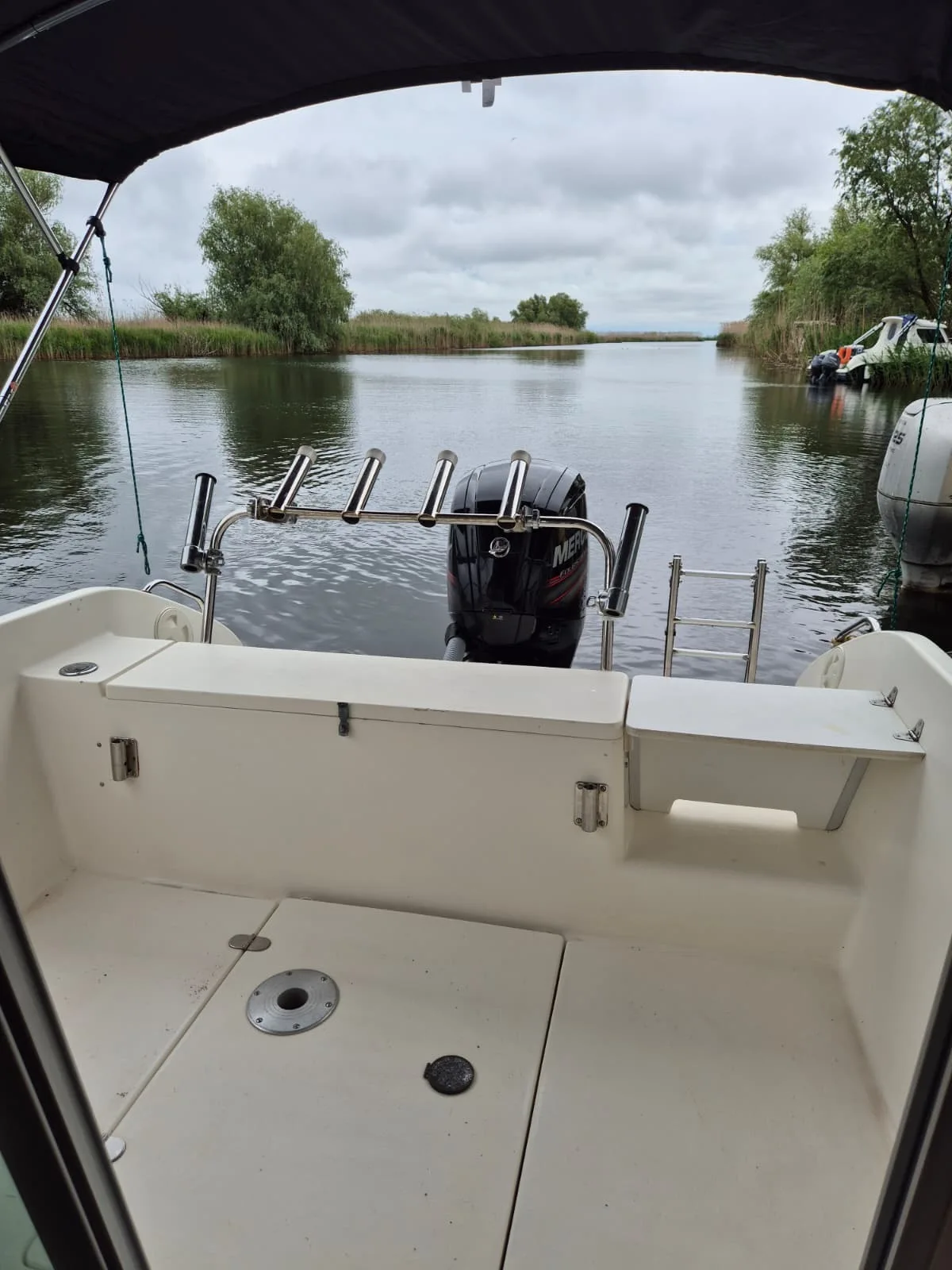 Cockpit couvert et vue sur la voie d’eau