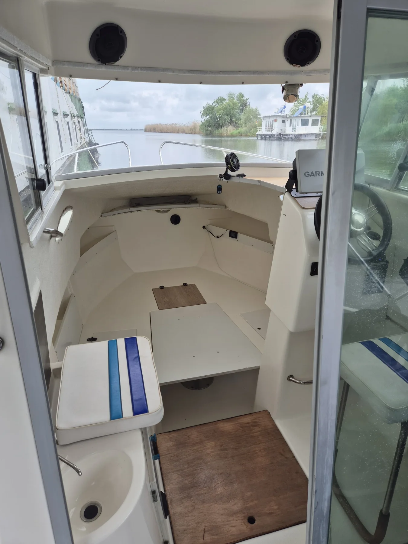 Cabine et poste de pilotage du bateau