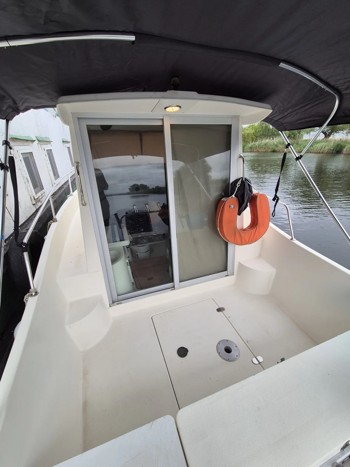 Cockpit arrière et taud de soleil