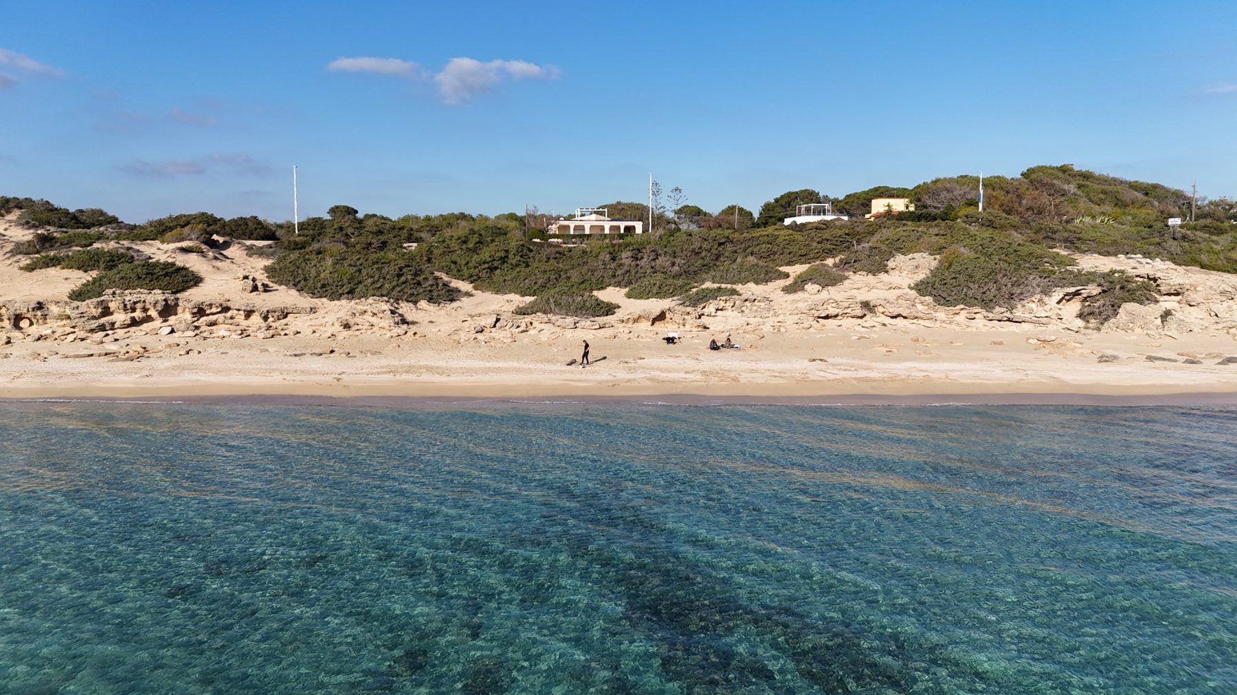 Plajă și apă văzute din dronă