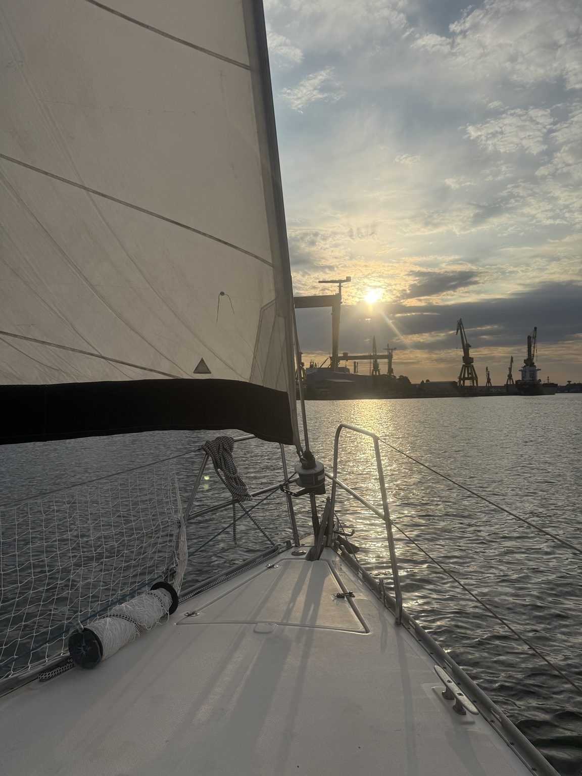 Velier la apus în zona portuară