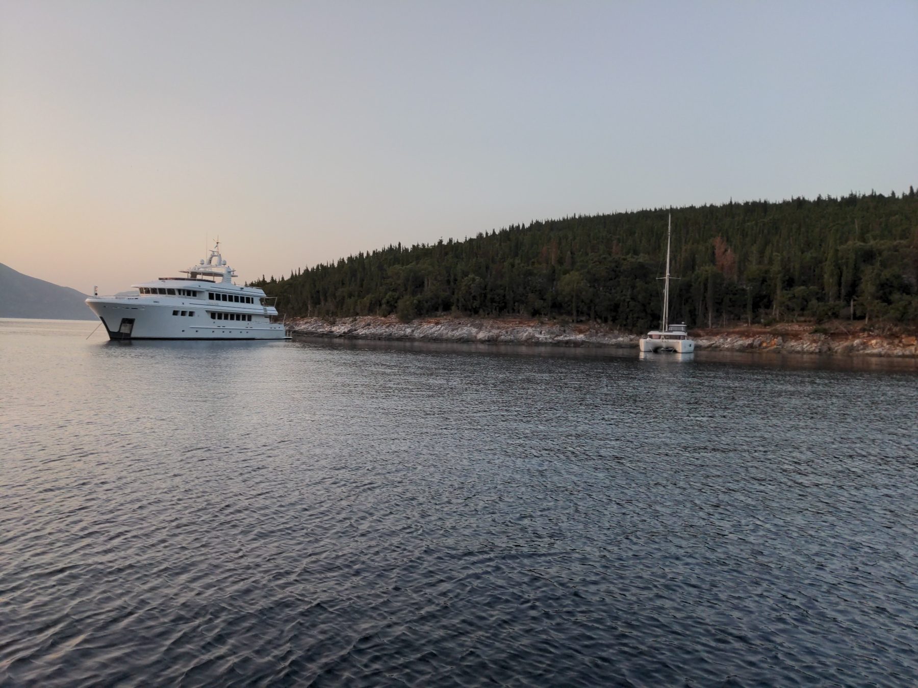 Yacht și catamaran la apus